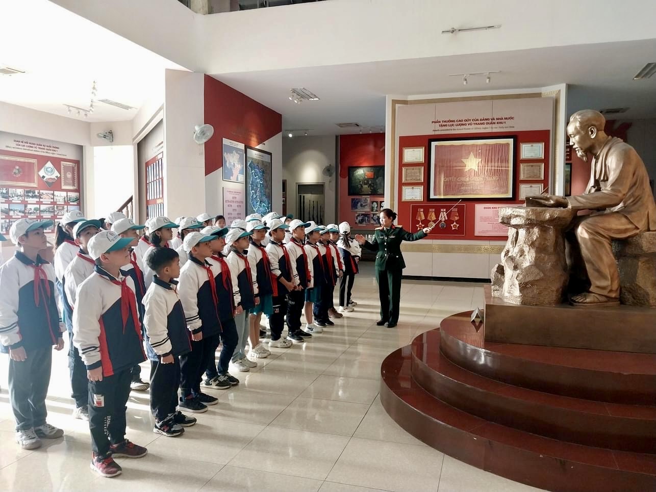 Học sinh tiểu học trên địa bàn TP Thái Nguyên tới thăm quan, nghe thuyết minh tại bảo tàng.