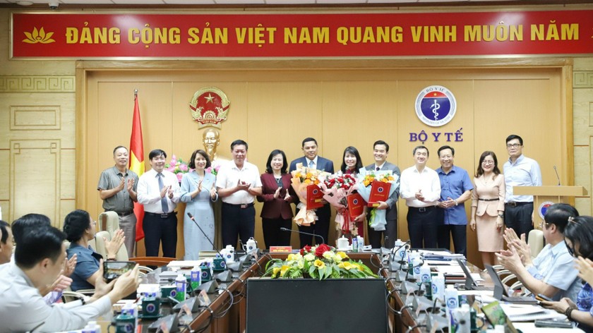 Bộ trưởng Bộ Y tế Đào Hồng Lan, các đồng chí Thứ trưởng Đỗ Xuân Tuyên, Trần Văn Thuấn, Nguyễn Thị Liên Hương, Lê Đức Luận chúc mừng đồng chí Chu Quốc Thịnh.