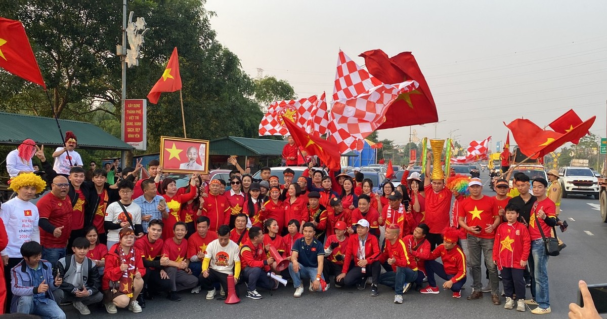 Dòng người đổ về sân Việt Trì tiếp lửa cho đội tuyển Việt Nam