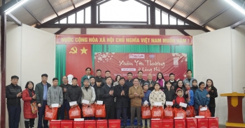 Tổng biên tập Báo Pháp Luật Việt Nam cùng đoàn công tác đem "Xuân yêu thương" tới Làng Nủ