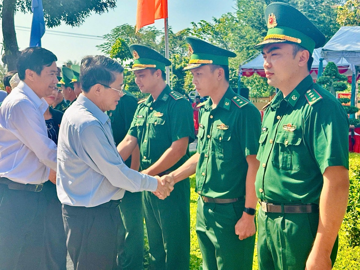 Phó Chủ tịch Quốc hội đến thăm và chúc Tết tại xã biên giới Thường Phước 1