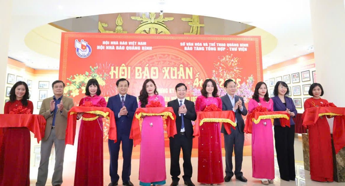 Hơn 300 ấn phẩm và ảnh tư liệu quý trưng bày tại Hội báo Xuân Quảng Bình 2025