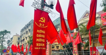 Không khí mừng Đảng, mừng Xuân rộn ràng khắp phố phường Hà Nội