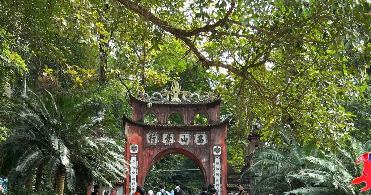 Khách quốc tế và người dân bốn phương nô nức đi lễ đầu xuân Đền Hùng