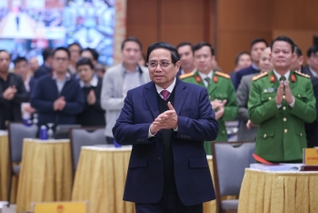 Thủ tướng: Chuyển từ 'xin - cho' sang chủ động phục vụ dịch vụ công với người dân, doanh nghiệp