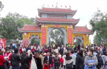 Đông đảo du khách trẩy hội Lim Xuân Ất Tỵ