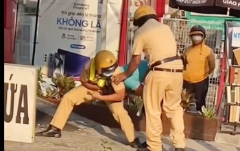 Thực hư việc cảnh sát giao thông "giằng co" với tài xế xe công nghệ