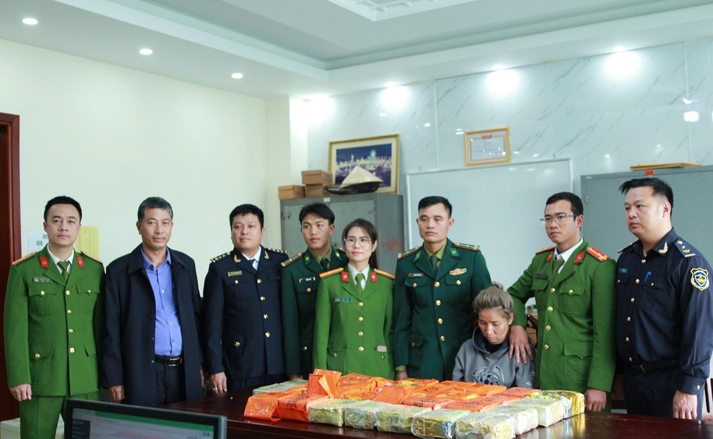Bắt 2 đối tượng trong đường dây vận chuyển ma túy xuyên quốc gia