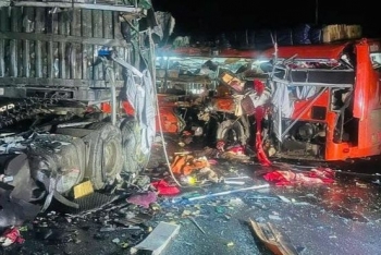 Tai nạn kinh hoàng giữa xe khách với xe đầu kéo, 6 người tử vong