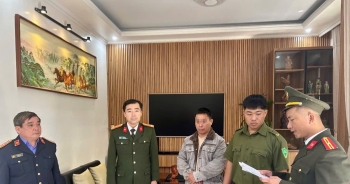 Khởi tố đối tượng bán hàng loạt giấy phép lái xe máy giả