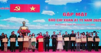 Phóng viên báo Pháp luật Việt Nam nhận bằng khen của Quân chủng Hải quân