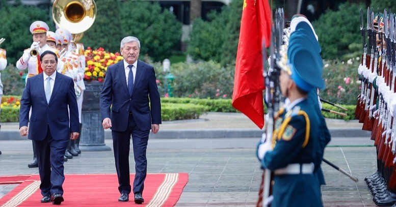 Thủ tướng Phạm Minh Chính chủ trì lễ đón chính thức Thủ tướng Kyrgyzstan