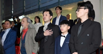 Gia đình nhạc sĩ Văn Cao xúc động hát Quốc ca cùng 15.000 người