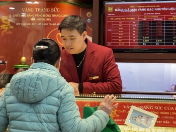 Vàng vượt mốc kỷ lục trên 100 triệu, người dân chen lấn xếp hàng xuống lòng đường để được mua