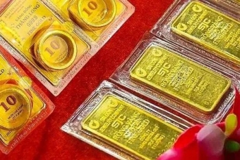Giá vàng 'rơi' thẳng đứng