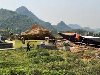 Hiện trường hơn 30 ngôi mộ bị đá đè nát trong vụ Công ty khoáng sản nổ mìn ở Hà Nam