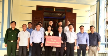 Tổng Biên Tập Báo Pháp luật Việt Nam trao “Mái ấm Tư pháp" tại Cao Bằng