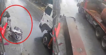 Thót tim cảnh cô gái chạy tránh khúc gỗ rơi trên ô tô xuống