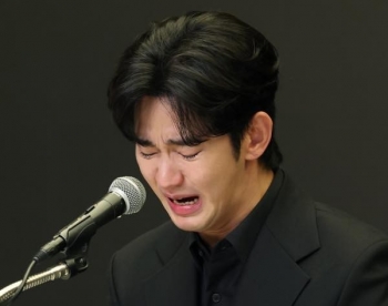 Kim Soo Hyun bật khóc, cúi đầu xin lỗi, thừa nhận là kẻ hèn nhát