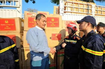 Bộ Công an Việt Nam trao tặng gần 3 tấn hàng cứu trợ cho Myanmar