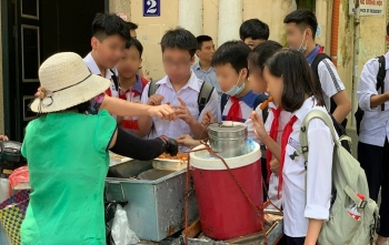 Hà Nội kiểm tra đột xuất các quán ăn cạnh trường học