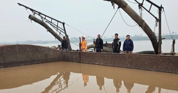 Hà Nội: Phát hiện và bắt giữ 2 tàu khai thác cát trái phép trên sông Hồng