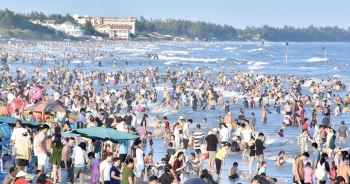 Vũng Tàu đón hơn 26.000 lượt khách tắm biển trong ngày đầu nghỉ lễ giỗ Tổ Hùng Vương