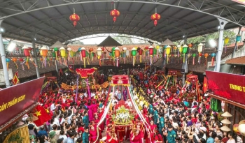 Gìn giữ nghề làm nón truyền thống qua hội làng Chuông