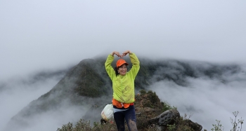 Vẻ đẹp rực rỡ của các nhà báo trên đường chinh phục đỉnh Tà Xùa