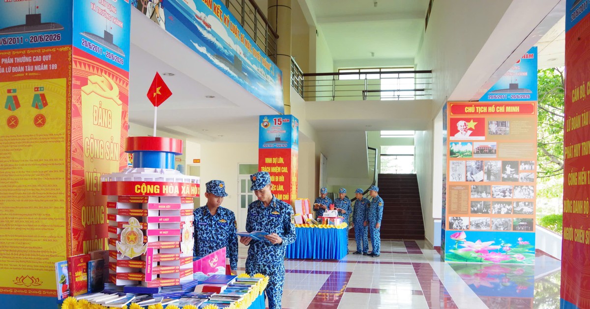 Đọc sách trong lòng biển - Thói quen nuôi dưỡng tinh thần của thủy thủ tàu ngầm