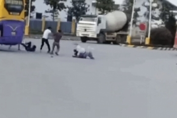 Va chạm giao thông, tài xế, phụ xe bị đánh nhập viện