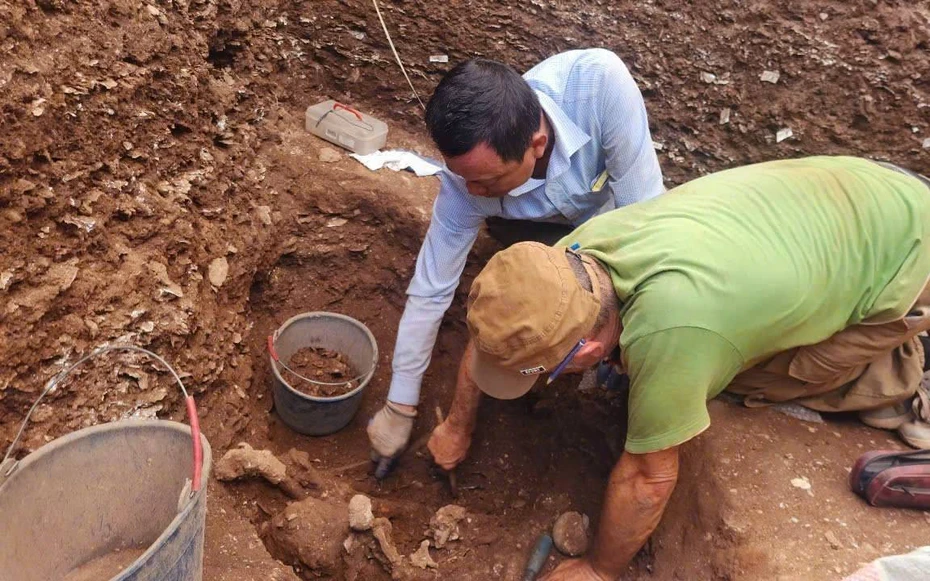 Phát hiện 9 bộ hài cốt, an táng theo tư thế ngồi bó gối dưới lòng đất tại Quỳnh Văn