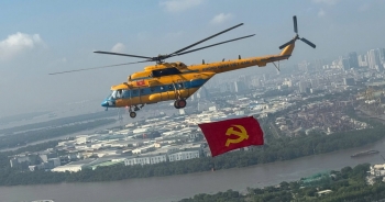 Dưới cánh bay là non sông gấm vóc