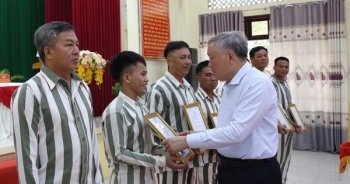 Phó Thủ tướng Thường trực Nguyễn Hòa Bình dự Lễ công bố quyết định đặc xá tại Trại giam A2