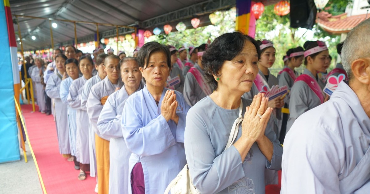 Dòng người xếp hàng chờ được chiêm bái Xá lợi Đức Phật tại Đại lễ Vesak