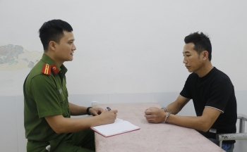 Tạm giữ người đàn ông vào trường hành hung, bắt nữ giáo viên đứng dưới mưa