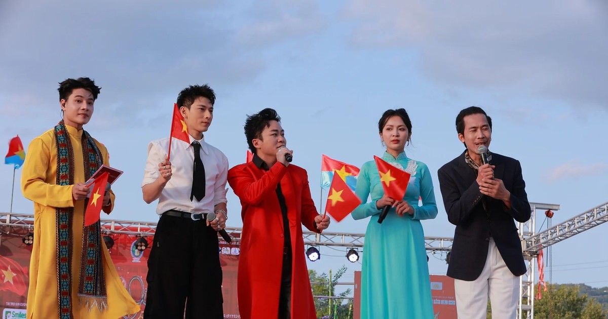 Ca sĩ Tùng Dương xúc động hát Quốc ca tại Nhật Bản