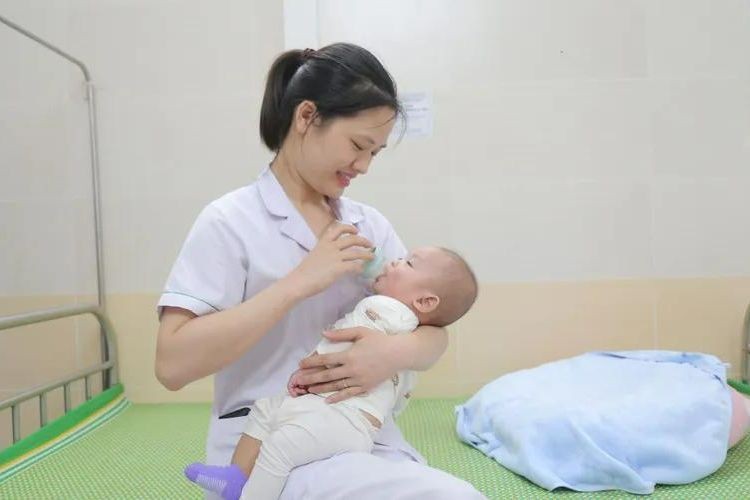 Tìm người thân cho bé trai 7 tháng tuổi bị bỏ rơi trước cổng chùa Bồ Đề