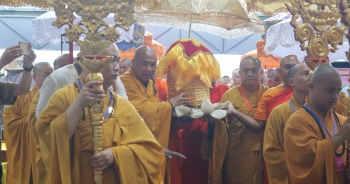 Biển người đổ về núi Bà Đen để cung rước xá lợi Đức Phật