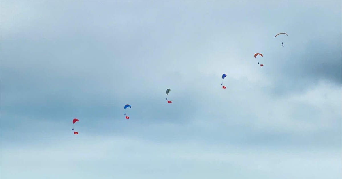 Mãn nhãn và tự hào ngắm cờ Tổ quốc tung bay giữa biển trời Đông Bắc