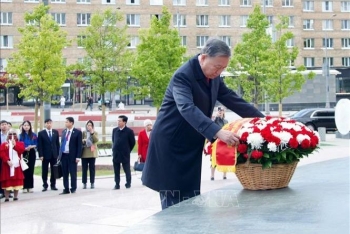 Tổng Bí thư Tô Lâm và Phu nhân dâng hoa tưởng nhớ Chủ tịch Hồ Chí Minh và Tổng Bí thư Lê Duẩn tại Moskva