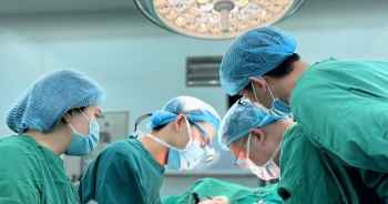 Vi phẫu nối liền đốt ngón tay cho người đàn ông bị tai nạn lao động