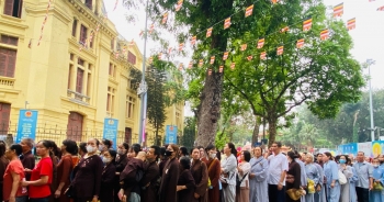 Hàng nghìn người đổ về chùa Quán Sứ từ sáng sớm để chiêm bái xá lợi Đức Phật