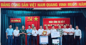 Vượt sóng tới Trường Sa, trao gửi yêu thương từ đất liền