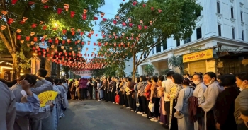 Chùa Quán Sứ mở cửa xuyên đêm để người dân chiêm bái xá lợi Phật