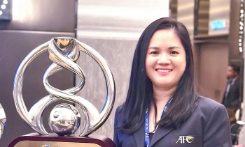Nữ lãnh đạo VFF Nguyễn Thanh Hà giám sát trận đấu ASEAN All-Stars và MU