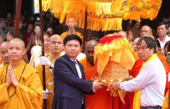 Hàng nghìn người dân, phật tử cung rước xá lợi Đức Phật Thích Ca Mâu Ni tại chùa Tam Chúc