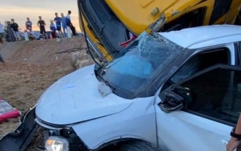 Xe tải và ô tô con bẹp dúm sau cú va chạm trên đường kết nối cao tốc