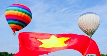 Xúc động đại kỳ Tổ quốc tung bay tại Quảng trường Hồ Chí Minh
