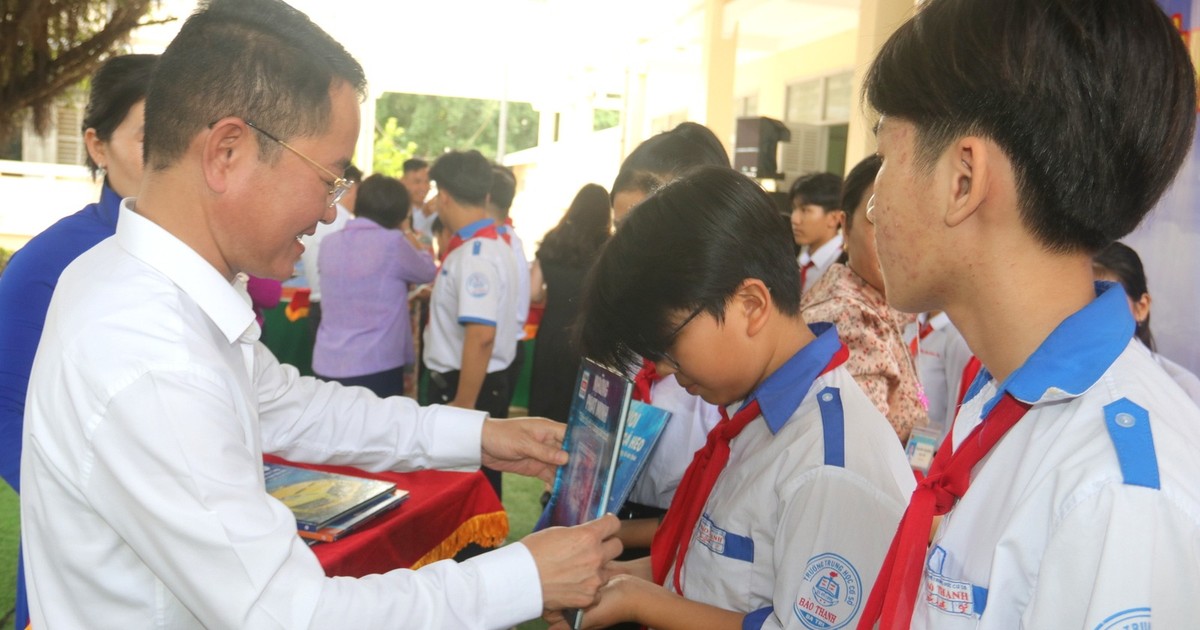 Báo Pháp luật Việt Nam tổ chức chương trình 'Trao một cuốn sách - Tặng một tương lai' ở quê hương Đồng Khởi